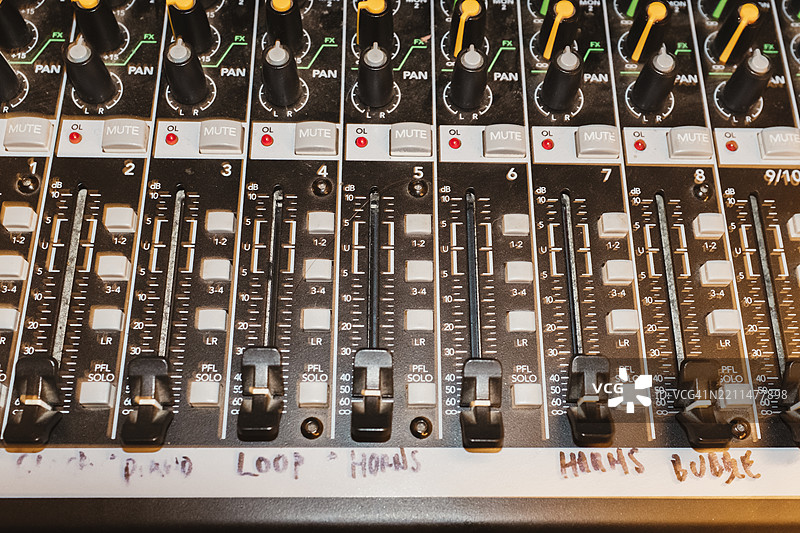 音响工程师在音频混音台上混音图片素材