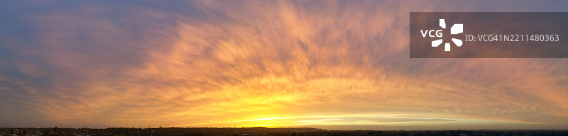 英格兰大不列颠城市上空的戏剧性冬季天空和云彩图片素材