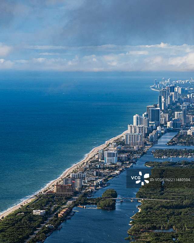 从高处俯瞰海洋和建筑，背景是天空，迈阿密海滩，佛罗里达州，美国图片素材