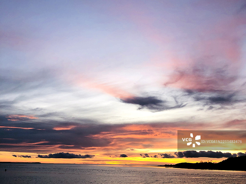 海洋与戏剧性天空的美丽景色图片素材