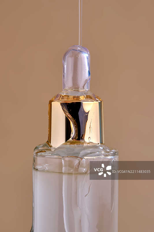 一瓶顶部有倾倒质感的化妆品图片素材