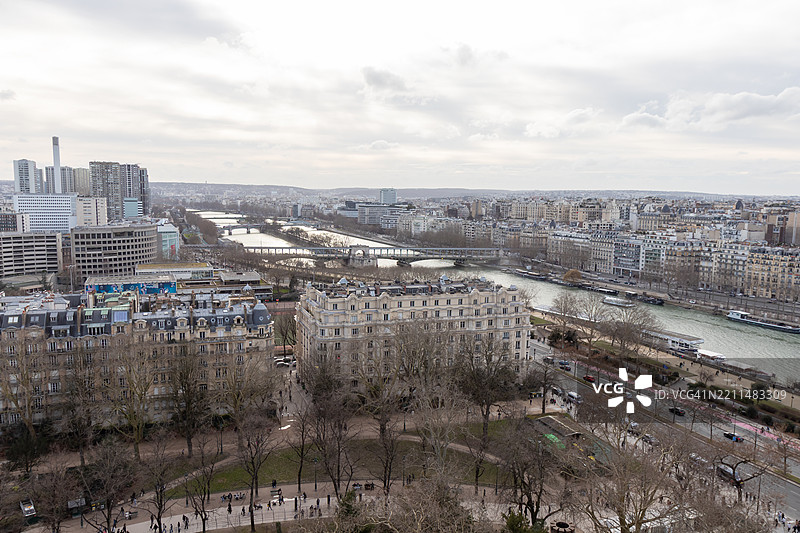 巴黎城市全景，塞纳河、天鹅岛和桥梁，黄昏柔和的光线下从埃菲尔铁塔俯瞰的鸟瞰图图片素材