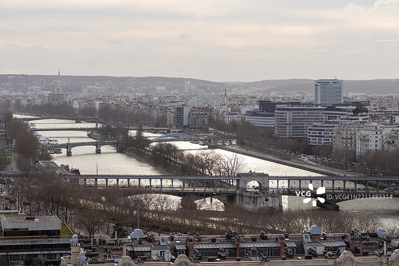 巴黎城市全景，塞纳河、天鹅岛和桥梁，黄昏柔和的光线下从埃菲尔铁塔俯瞰的鸟瞰图图片素材