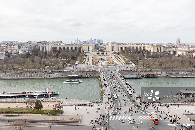 巴黎城市全景，包含伊娜桥、特罗卡德罗、人与人类博物馆、建筑与纪念雕塑博物馆，从埃菲尔铁塔俯瞰的早春景色。图片素材