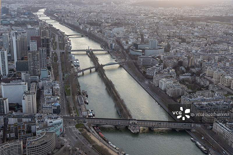 巴黎城市全景，塞纳河、天鹅岛和桥梁，黄昏柔和的光线下从埃菲尔铁塔俯瞰的鸟瞰图图片素材