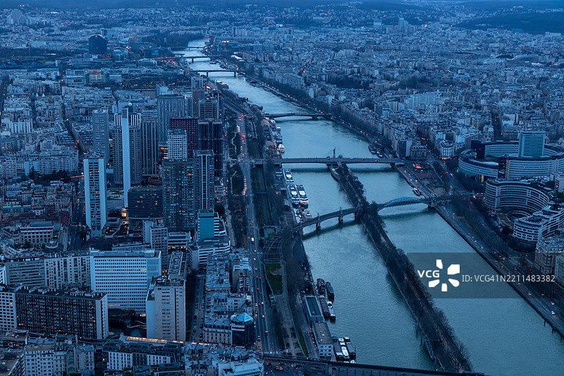 巴黎城市全景，塞纳河、天鹅岛和桥梁，黄昏柔和的光线下从埃菲尔铁塔俯瞰的鸟瞰图图片素材