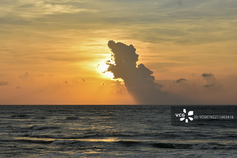 日落时分海面与天空的美丽景色图片素材