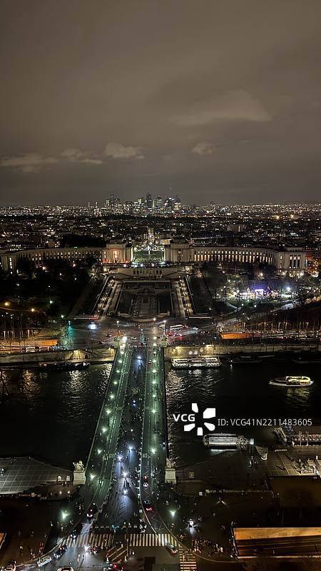 夜间高角度俯瞰巴黎的灯光璀璨的城市建筑图片素材