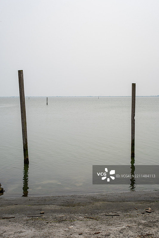 极简湖景与木桩图片素材