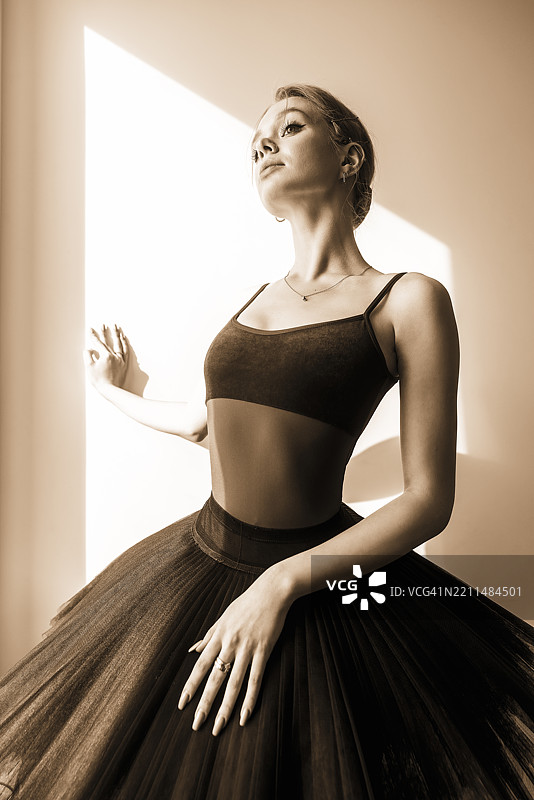 一位年轻芭蕾舞者穿着黑色芭蕾舞裙的肖像，位于俄罗斯西伯利亚的诺沃西比尔斯克。图片素材