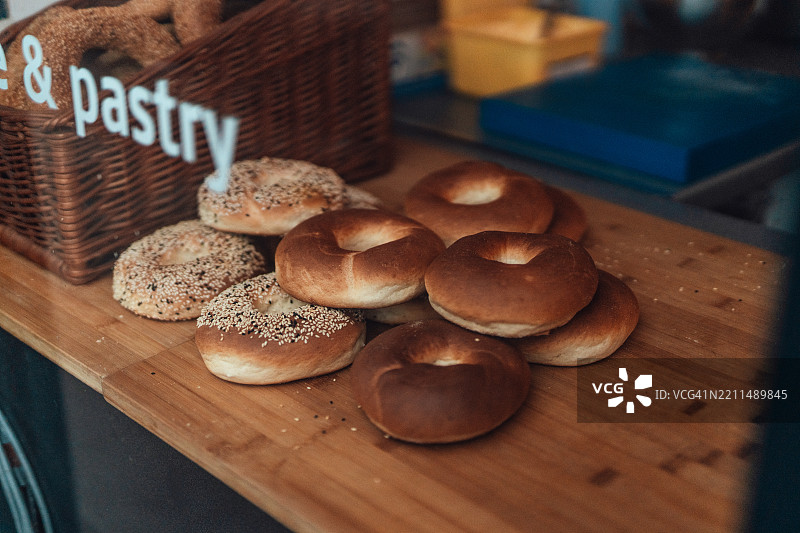 面包店出售各种新鲜烘焙的百吉饼图片素材