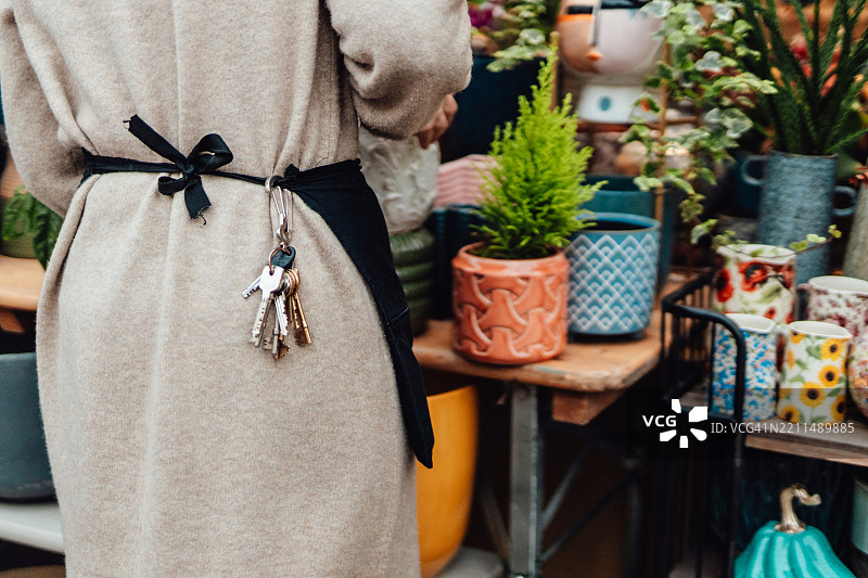 花店花艺师在照顾植物的特写镜头图片素材