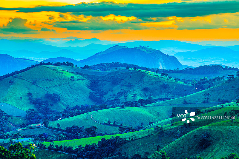 日落时分，天空映衬下的山脉美景图片素材