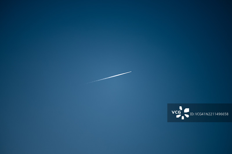 低角度视图的飞机与晴朗的蓝天，德克萨斯州科珀斯克里斯蒂，美国图片素材