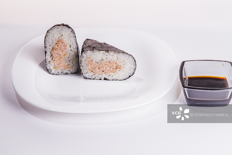 含有金枪鱼沙拉的饭团 传统日本料理 在日本，它被称为金枪鱼美乃滋或海洋鸡肉美乃滋图片素材