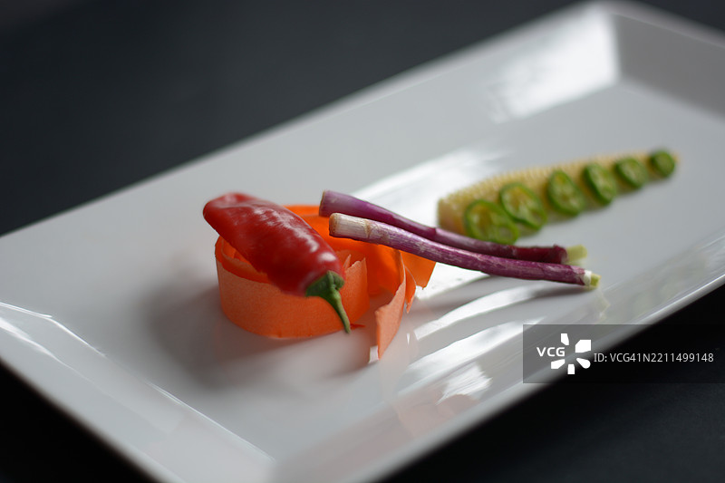 盘子里的辣椒特写图片素材