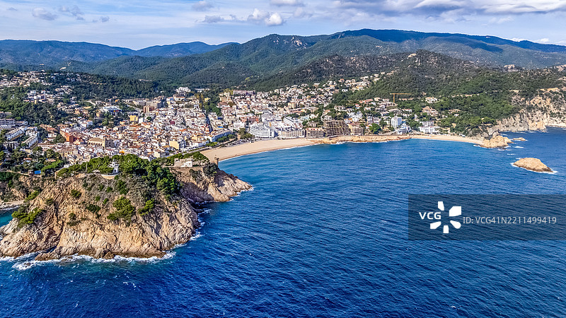 从空中俯瞰的托萨德马尔镇和海湾 - 加泰罗尼亚，布拉瓦海岸，西班牙图片素材