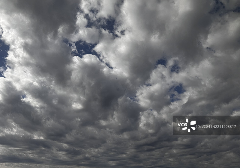 低角度视图的多云天空，安大略省，加拿大，沃恩图片素材