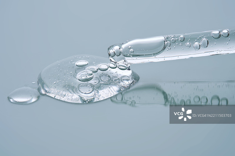 蓝色背景上的带血清的移液管 产品质感图片素材