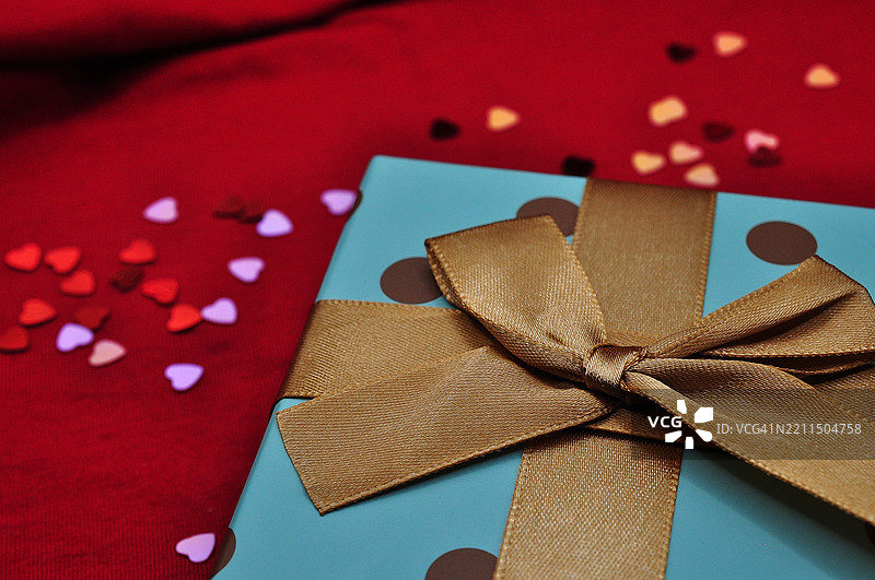 桌子上的礼品盒特写图片素材