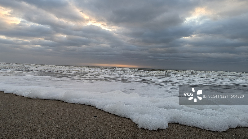 乔治亚州查塔姆县的海洋与多云天空的风景。图片素材