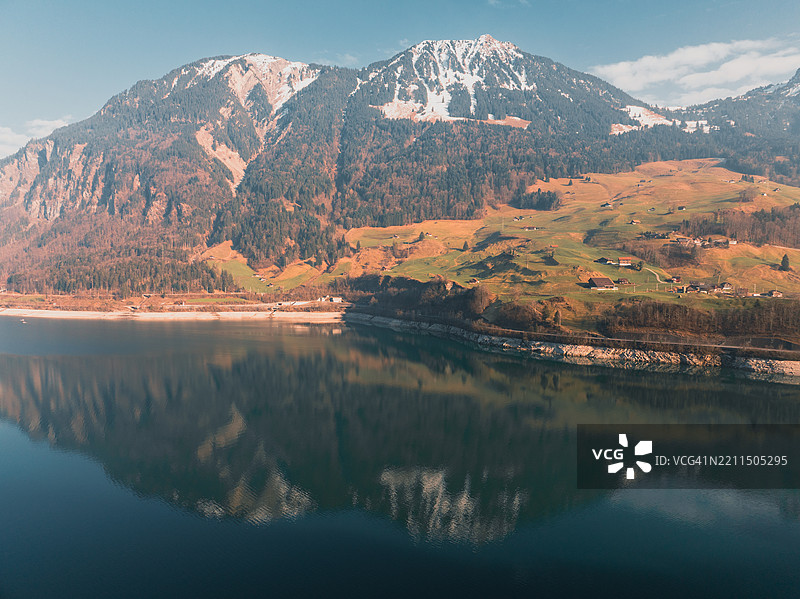 湖泊与山脉的美丽景色映衬着天空图片素材