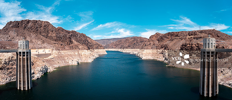 海洋和山脉在蓝天映衬下的美丽景色，亚利桑那州凤凰城，美国图片素材