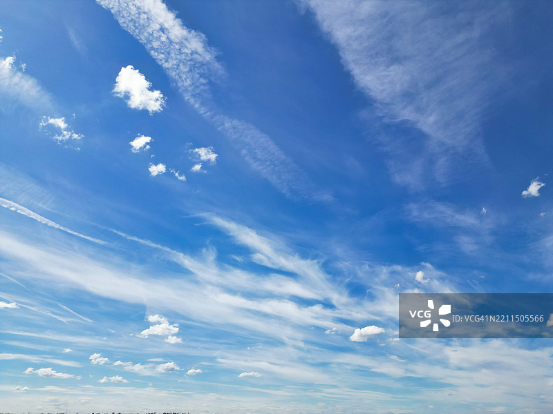 罗瑟勒姆上空的蓝天和白云图片素材