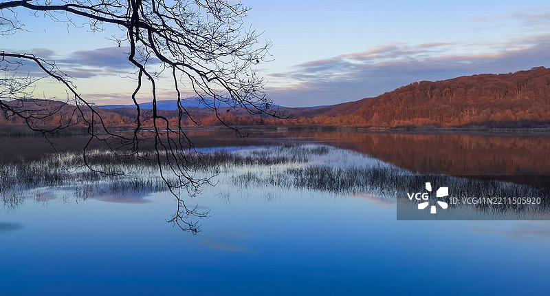 日落时分，乌克兰外喀尔巴阡山脉的湖泊与天空的美丽景色图片素材
