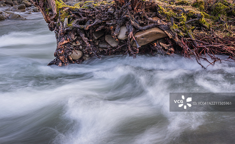 乌克兰外喀尔巴阡山脉的瀑布美景图片素材
