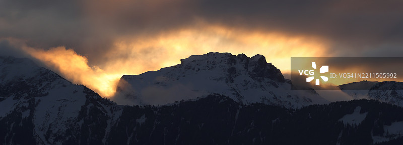 日落时分，雪山与天空的美丽景色图片素材