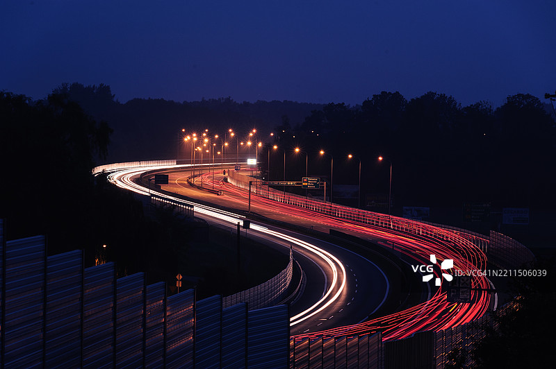 夜间高速公路上光轨的高角度视图图片素材