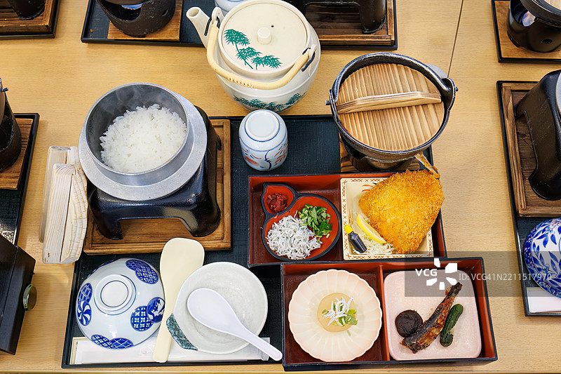 鳗鱼饭配白虾（用锅煮的米饭，上面放白虾，最后配上类似于茶泡饭的高汤）以及套餐，如炸青花鱼和炖乌冬面。图片素材