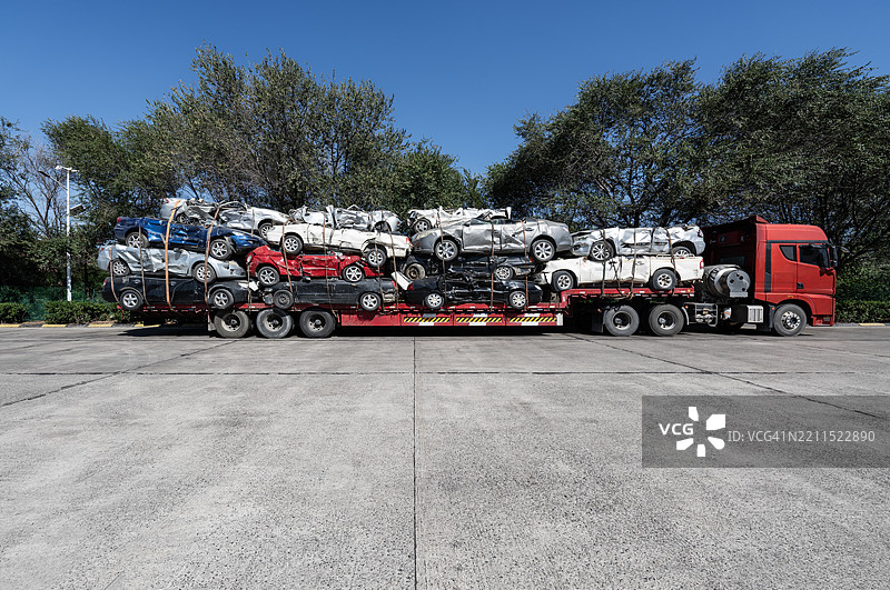 装载着压扁汽车的半挂卡车图片素材