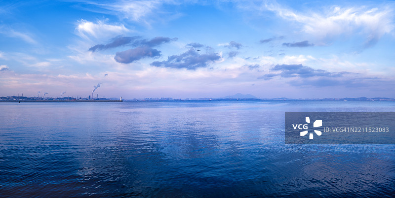 日落时分，清澈天空下的海景图片素材