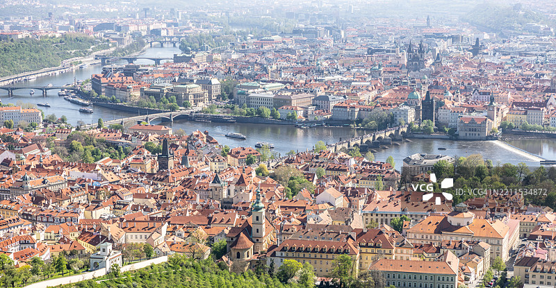 从上方俯瞰布拉格历史中心，伏尔塔瓦河沿岸，查理大桥是布拉格中心最大的历史遗迹。图片素材