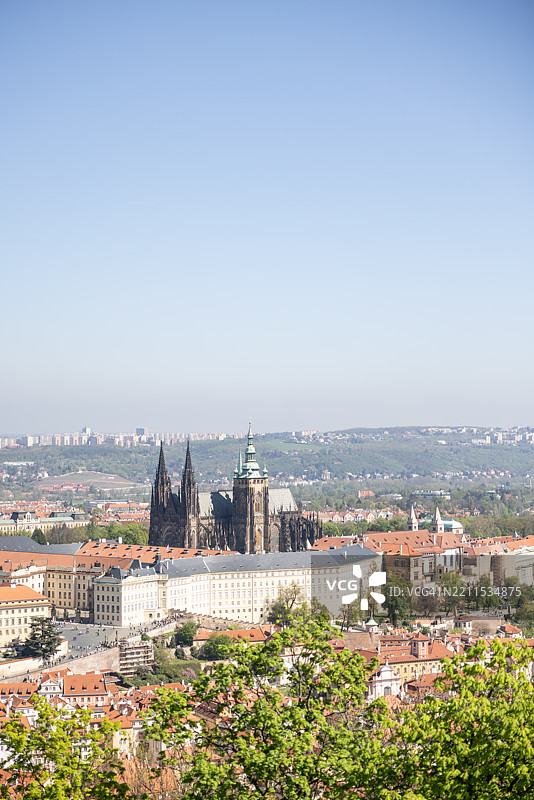 从高处俯瞰布拉格历史中心和被布拉格城堡环绕的圣维特大教堂。图片素材