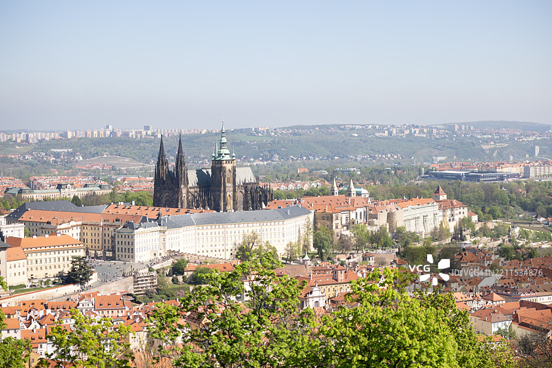 从高处俯瞰布拉格历史中心和被赫拉德查尼环绕的圣维特大教堂。图片素材