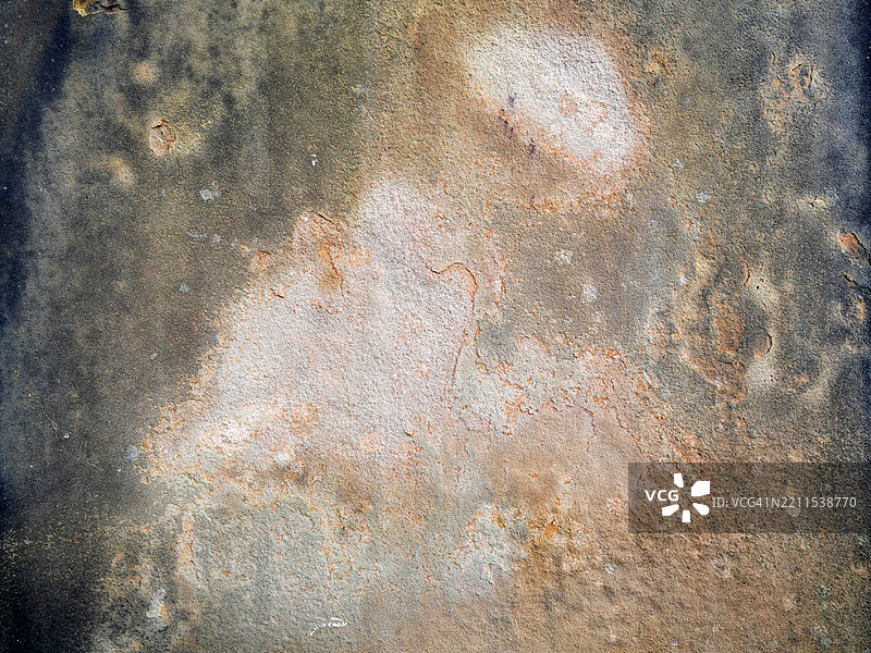 风化和有纹理的水泥墙特写。棕色和灰色，剥落，粗糙的表面。日光。自然色彩。英国伦敦。图片素材