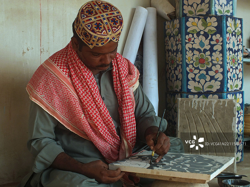 工作场所正在制作陶土陶器图片素材