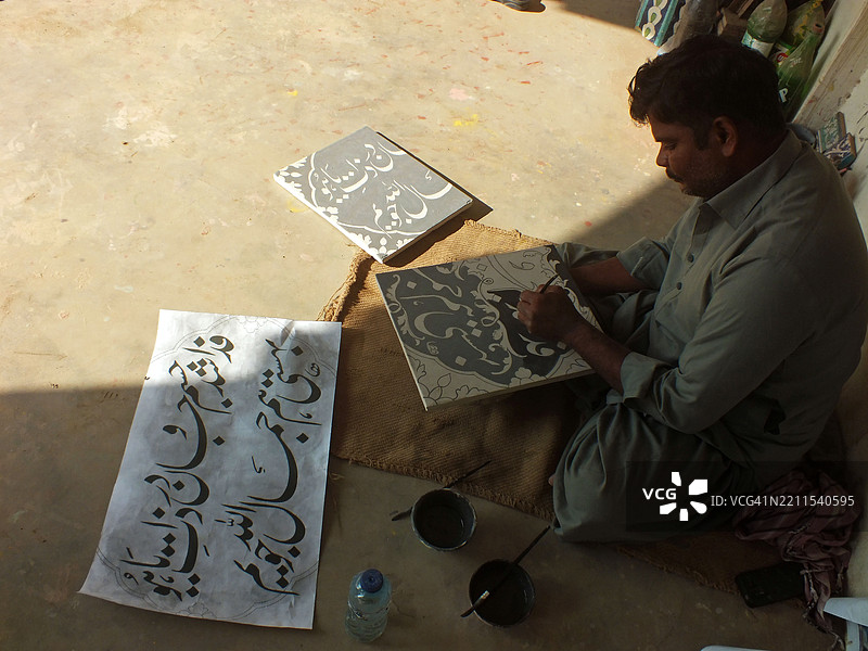 工作场所正在制作陶土陶器图片素材