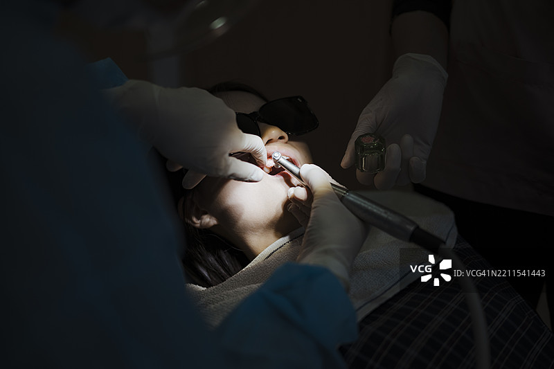 使用专业工具进行牙科检查图片素材