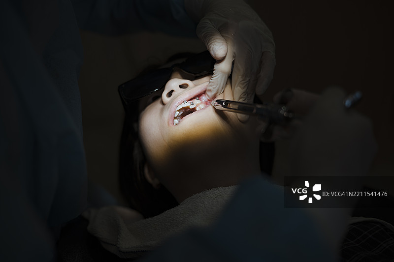 医生在牙科手术前给病人施行麻醉图片素材