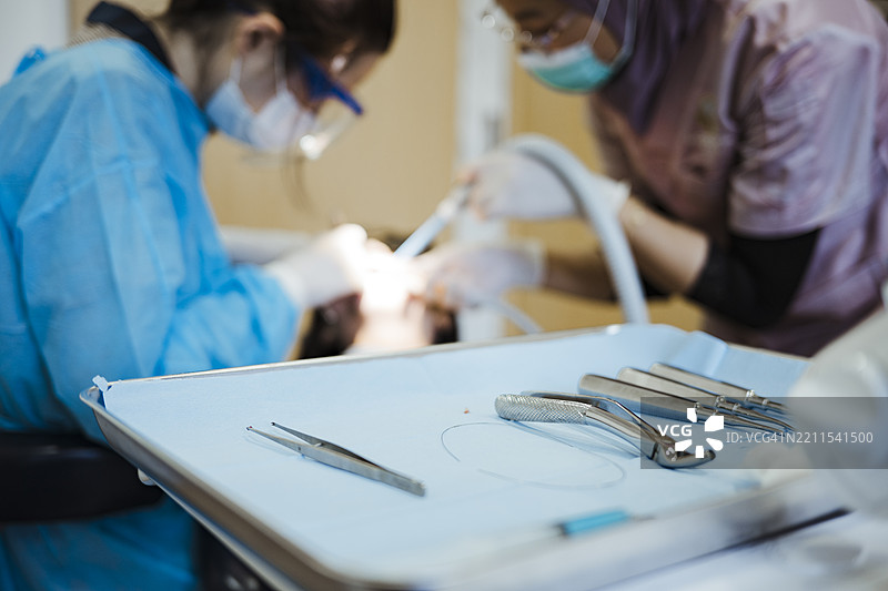 手术中牙科手术器械的特写图片素材