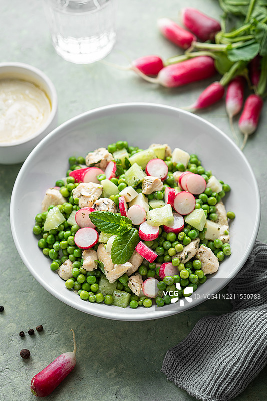 自制青豆黄瓜萝卜鸡肉沙拉，配薄荷叶图片素材