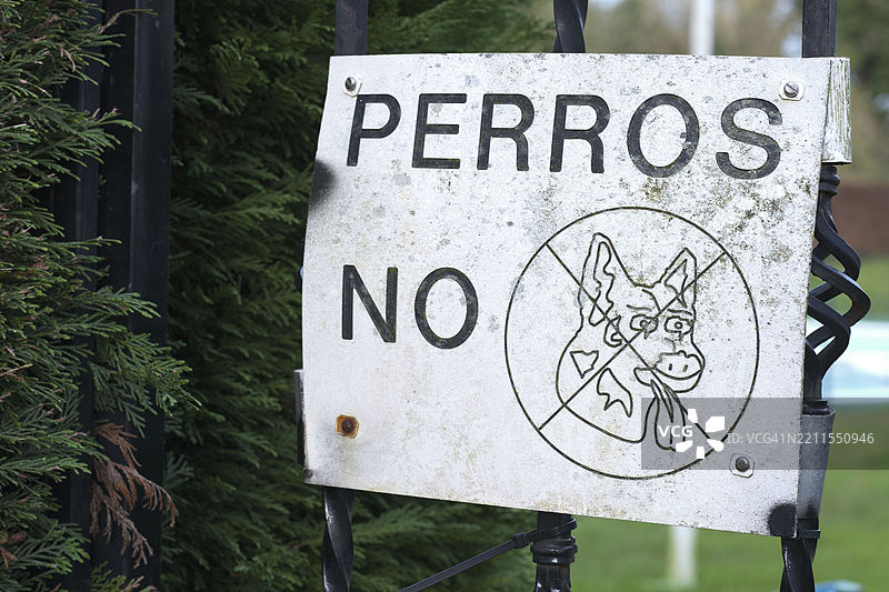 禁止携带狗的标志。西班牙坎塔布里亚省科林德雷斯港，欧洲图片素材