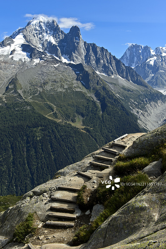 在法国上萨瓦省的霞慕尼徒步区，陡峭的徒步小径上有台阶，背景是绿针峰和德鲁峰。图片素材