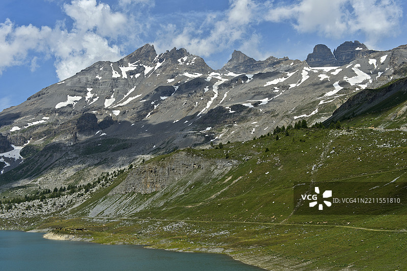 杜米德山脉，左侧是高峰，俯瞰着萨兰费湖，位于瑞士瓦莱州的萨尔万。图片素材