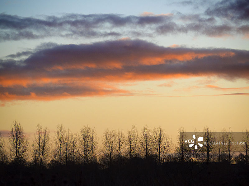 牛津郡下拉德利村的辉煌冬季日出图片素材