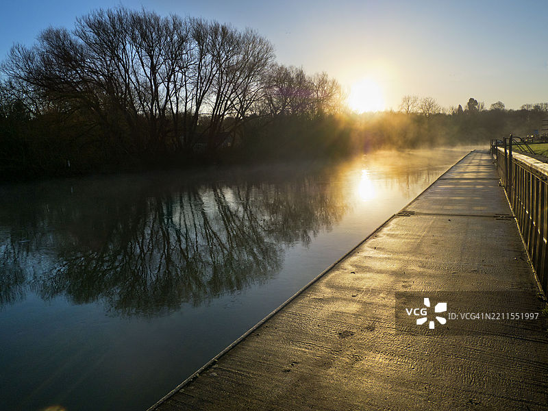 泰晤士河畔的拉德利码头空荡荡的，冬季日出与蒸汽弥漫的河流图片素材